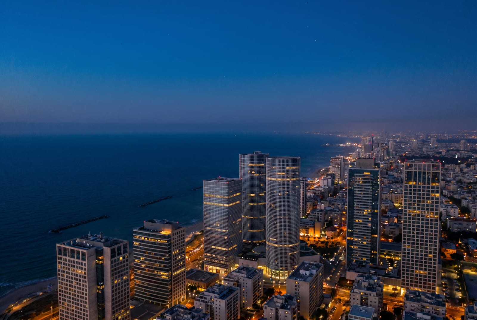 נוף עירוני של תל אביב בשעת בין ערביים — אזור להשקעת נדל"ן